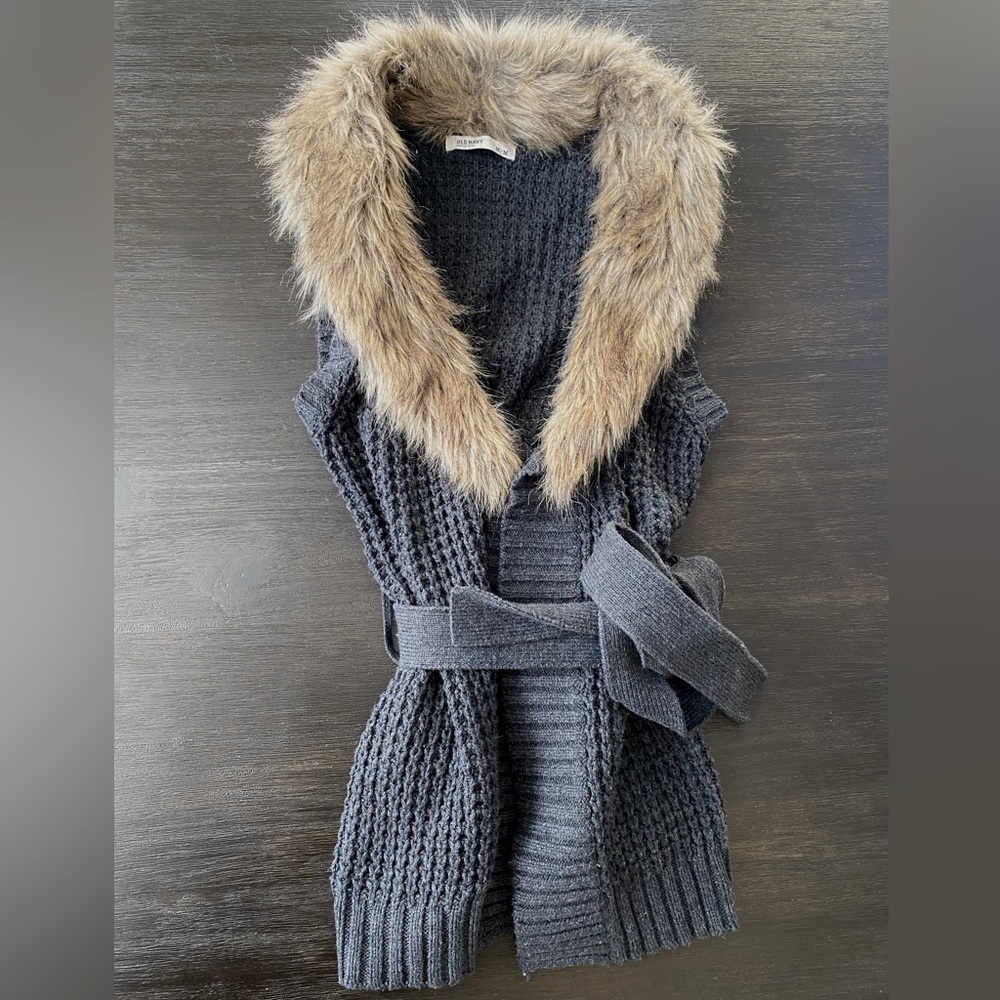 Grey Old Navy belted knit sweater with fur collar